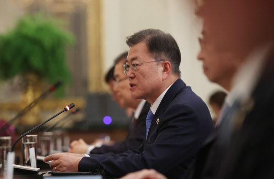 미국을 방문중인 문재인 대통령이 조 바이든 미국 대통령이 참석한 가운데 21일 오후(현지시간) 백악관 국빈만찬장에서 열린 확대회담에서 발언하고 있다.  연합뉴스